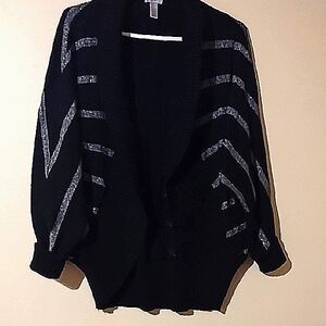 WOMEN SWEATER CARDIGAN. SIZE MEDIUM.